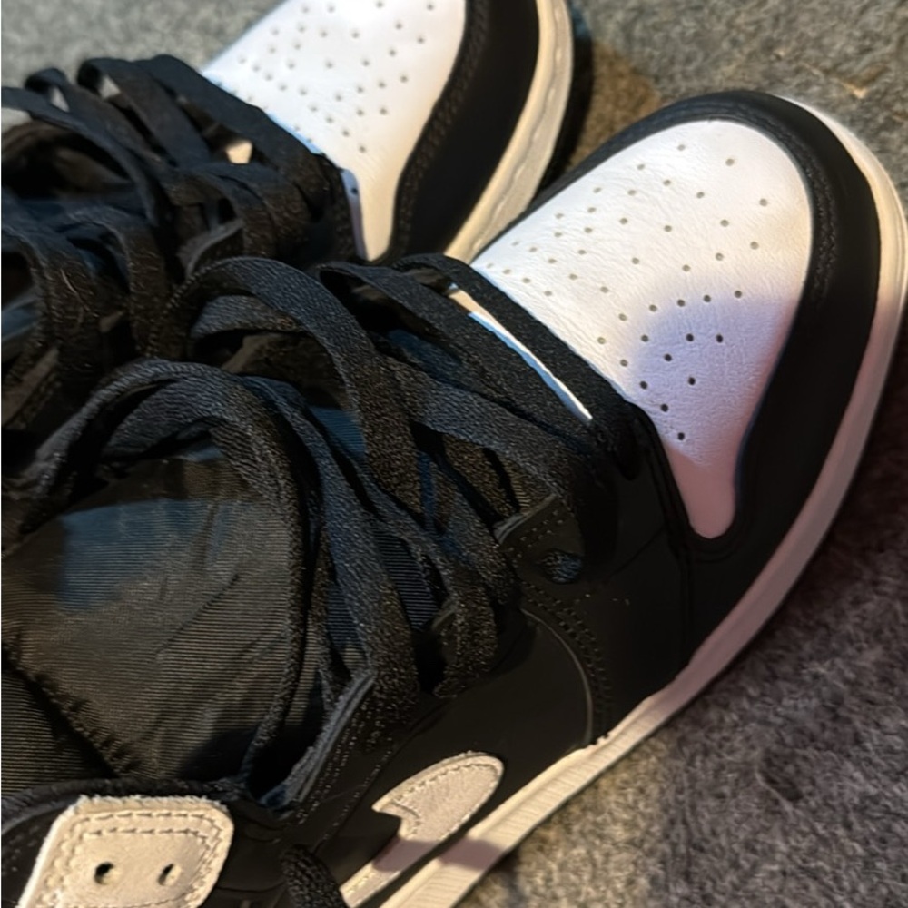 Nike Black and White Sneakers - Picture 4 of 7